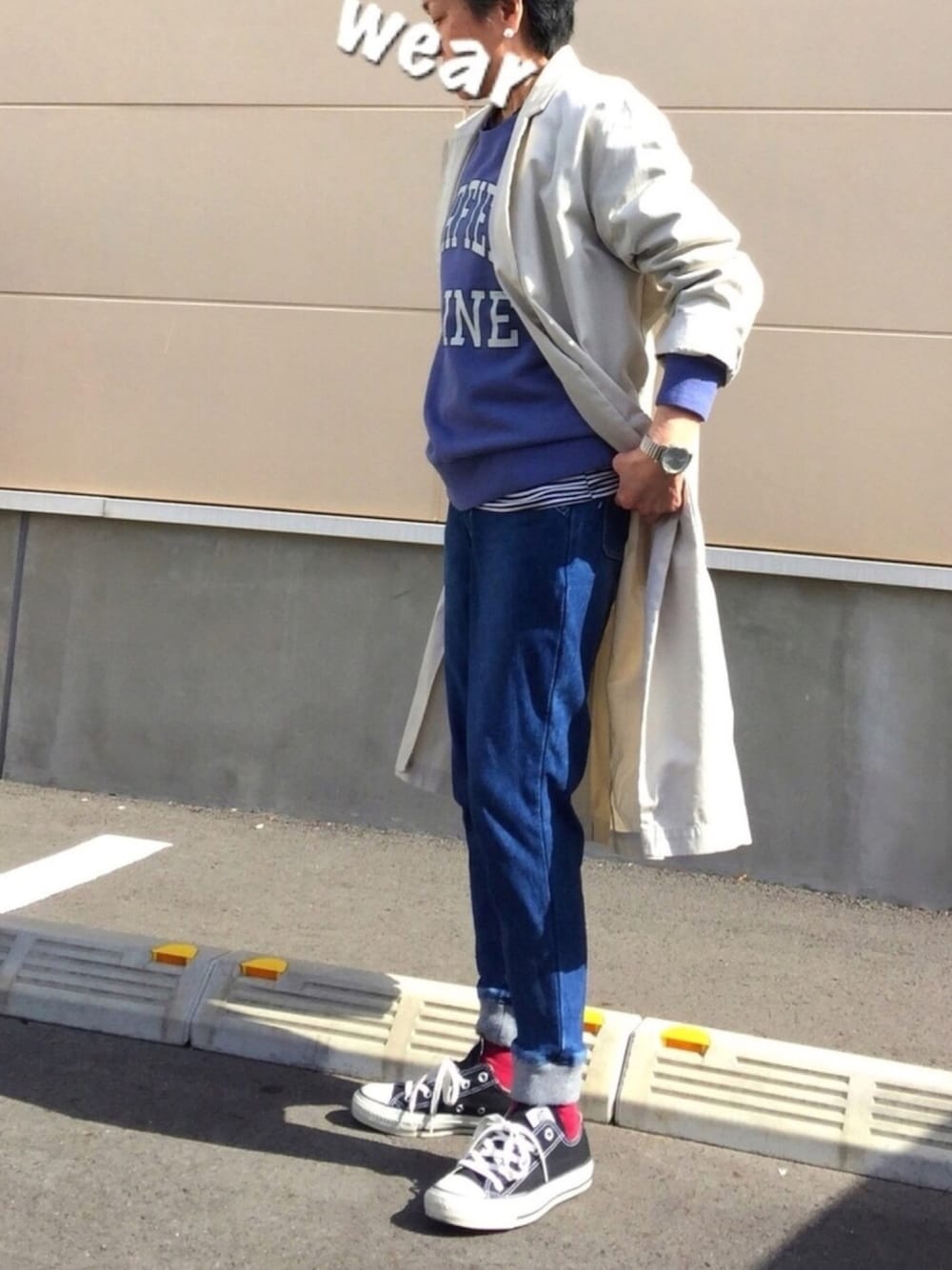 「スプリングコート、ロゴスウェット、デニムスウェット、ボーダーTシャツ、コンバース、トイレットペーパーのストックはしっかり」｜「niko and...の裏毛短丈ロゴプルオーバー（Tシャツ/カットソー、ブルー系）」を使った、ゆりさん（レディース・154cm）の冬コーディネートの1枚目の写真