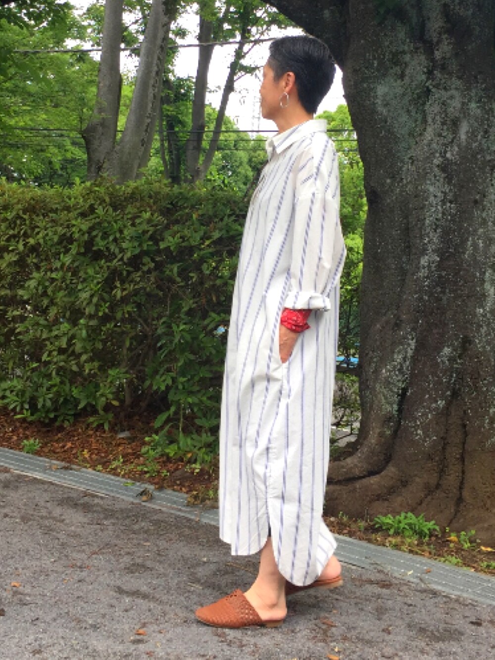 「オトナ女子、カジュアルコーデ、ワンピースコーデ、ストライプワンピース、サンダル、バンダナアレンジ、レギンス」｜「LOWRYS FARMのロングシャツワンピース　823905（シャツワンピース、その他）」を使った、ゆりさん（レディース・154cm）の夏コーディネートの1枚目の写真