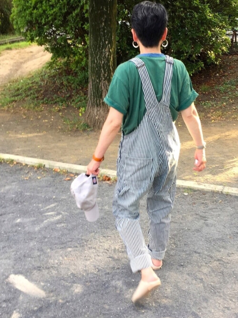 「大人カジュアル、つなぎスタイル、Tシャツ、パンプス ベージュ」｜「CUBE SUGARの天竺 パウダー加工 クルーネック Tシャツ（Tシャツ/カットソー、グリーン系）」を使った、ゆりさん（レディース・154cm）の夏コーディネートの1枚目の写真