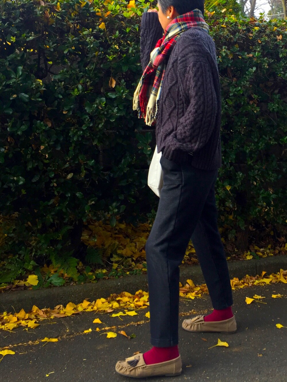 「年末WEAR感謝祭、パンツスタイル、ケーブルニット、ユニクロスウェット、チェックストール、モカシン、メンズライク」｜「niko and...のケーブル地柄クループルオーバー（ニット/セーター、グレー系）」を使った、ゆりさん（レディース・154cm）の冬コーディネートの1枚目の写真