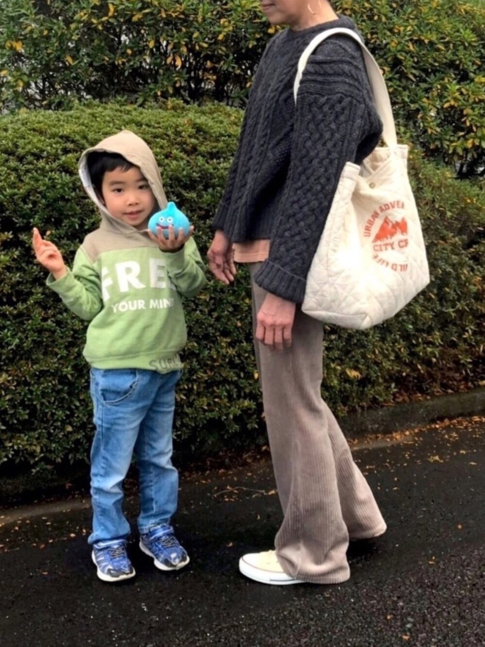 「大人カジュアル、ケーブルニット、コーデュロイパンツ、コンバース、キルティングバッグ」｜「niko and...のケーブル地柄クループルオーバー（ニット/セーター、グレー系）」を使った、ゆりさん（レディース・154cm）の冬コーディネートの1枚目の写真