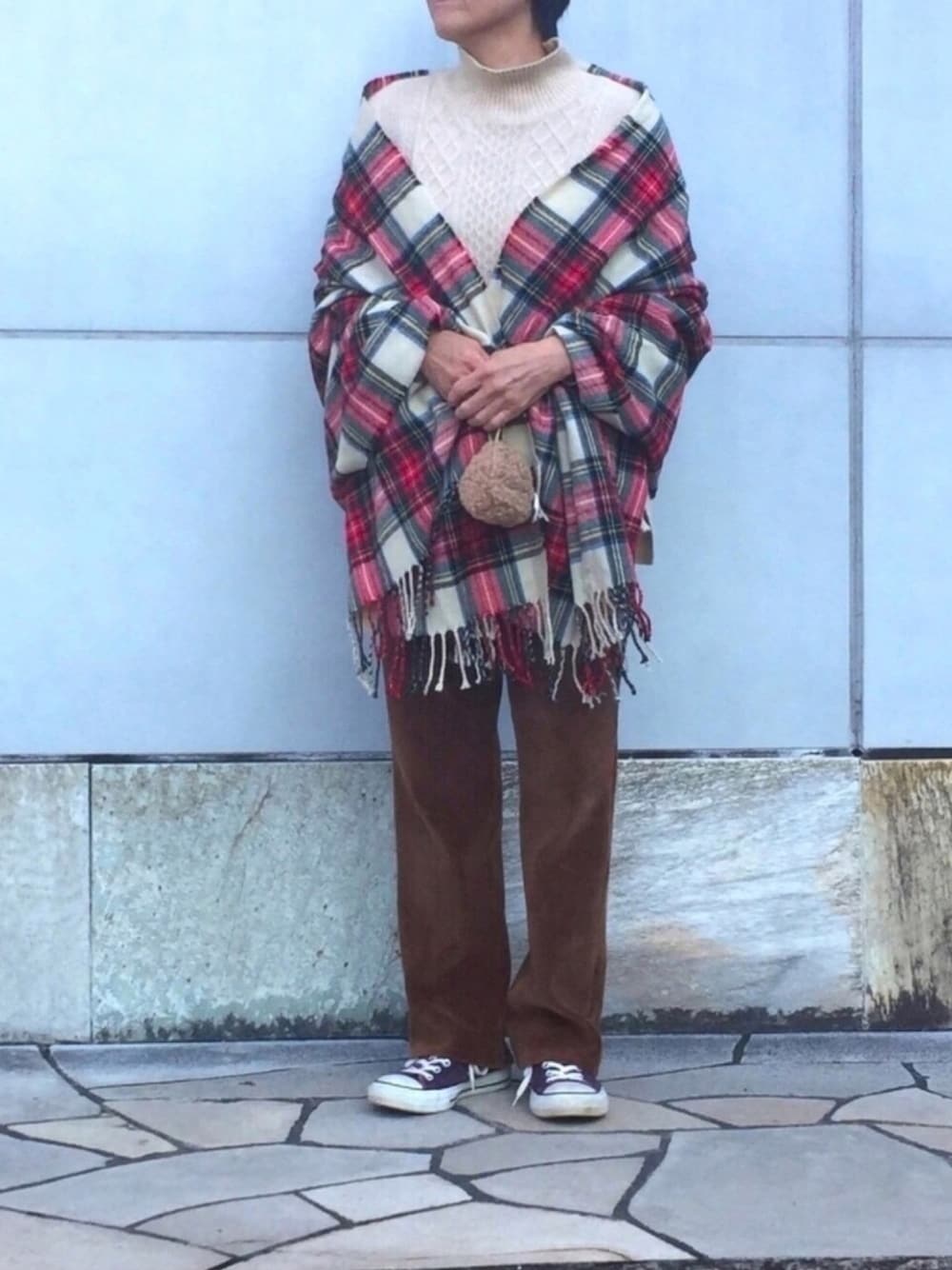 「オトナ女子、カジュアル、チェックストール、ケーブルニット、コーデュロイパンツ、コンバース、マネっこコーデ」｜「Te chichiのアイテム（ニット/セーター、ベージュ系）」を使った、ゆりさん（レディース・154cm）の冬コーディネートの1枚目の写真
