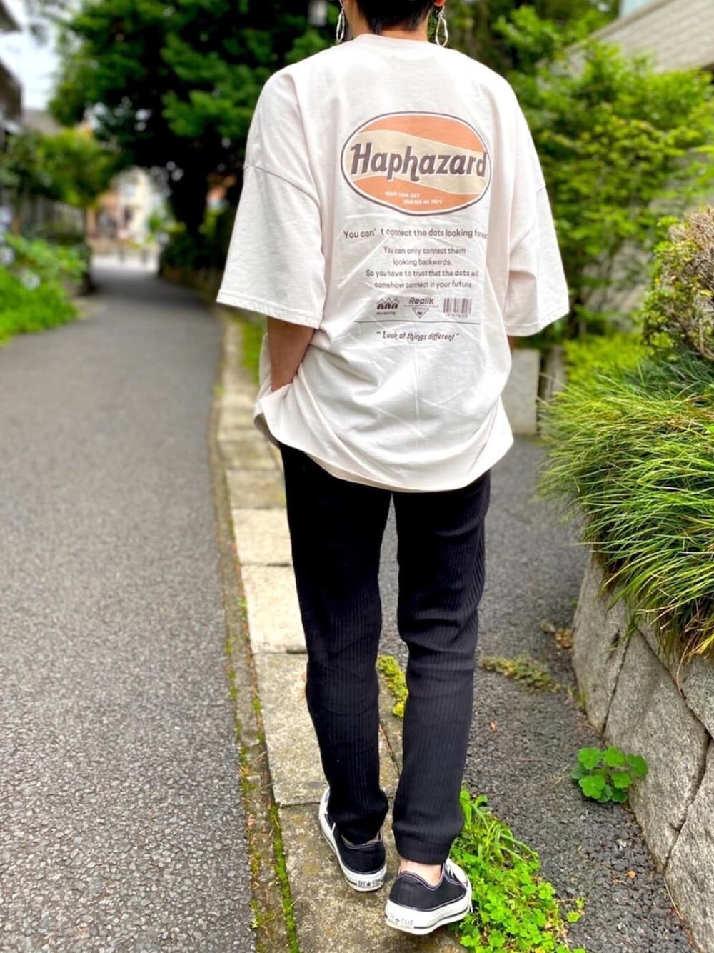 「夏だ！Tシャツ着よう！、バックプリント、ワイドシルエット、リブスウェット、黒コンバース」｜「CORNERSのバックロゴプリントビッグTシャツ（Tシャツ/カットソー、ベージュ系）」を使った、ゆりさん（レディース・154cm）の夏コーディネートの1枚目の写真