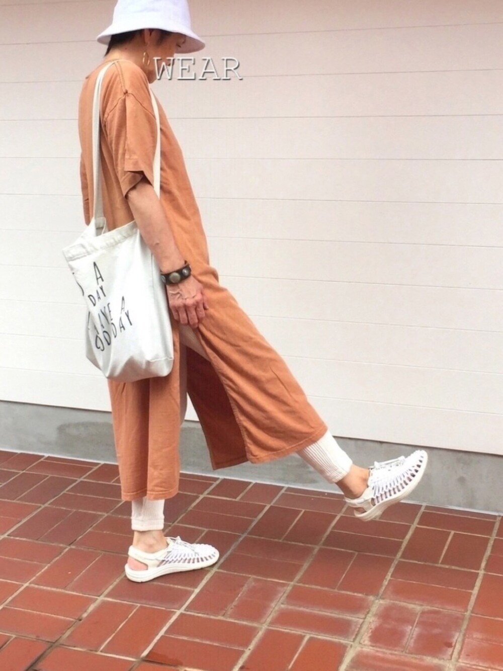 「スリットワンピース、バケットハット、リブスウェット、キーン(KEEN)、リラックススタイル、Tシャツワンピース」｜「NEW ERAのニューエラ バケットハット BUCKET-01 NEW ERA（ハット、ホワイト系）」を使った、ゆりさん（レディース・154cm）の夏コーディネートの1枚目の写真