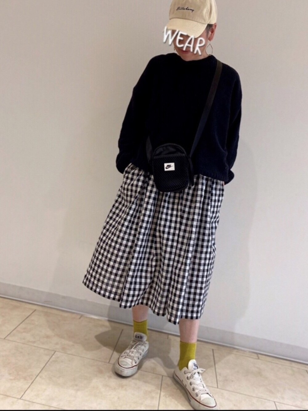 「オトナカジュアル、ワンピース、ギンガムチェック、キャップ、ゴールドアクセ、靴下屋、マスタード、ナイキ、ボディバッグ、コンバース」｜「SEVENDAYS=SUNDAYの・モールヤーンニットプルオーバー（ニット/セーター、ブルー系）」を使った、ゆりさん（レディース・154cm）の秋コーディネートの1枚目の写真