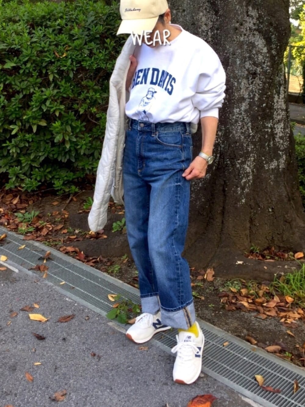 「スウェット、オトナカジュアル、ベンデイビス、GUデニム、ニューバランス574、ニューバランス」｜「BEN DAVIS/WHITE LABELの【 BEN DAVIS （ ベンデイビス ）】《NAVAL別注》 ビッグシルエット カレッジロゴ STAND GORILLA クルーネック スウェット（スウェット、ホワイト系）」を使った、ゆりさん（レディース・154cm）の秋コーディネートの1枚目の写真