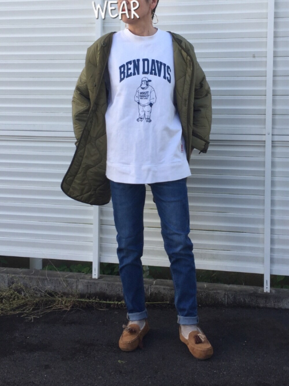 「スキニーデニム、ベンデイビス、スウェット、モカシン」｜「antiquaの衝撃的。素材とカタチを追求した、奇跡のデニム。ストレッチジーンズ（デニムパンツ、ブルー系）」を使った、ゆりさん（レディース・154cm）の秋コーディネートの1枚目の写真