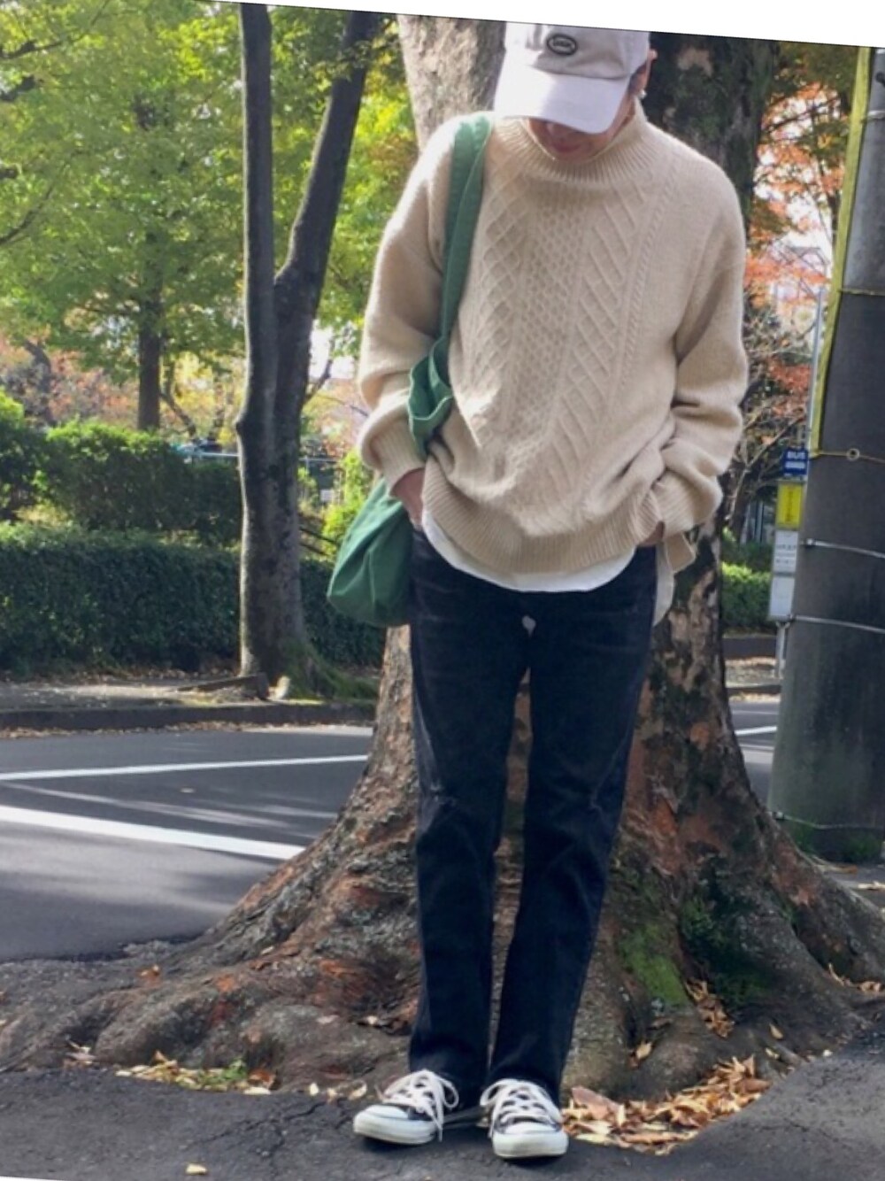 「ケーブルニット、カジュアルコーデ、レイヤードスタイル、KOBE LETTUCE、ZARA、ダメージデニムパンツ、chaopanic typy、トートバッグ、コンバース」｜「Te chichiのアイテム（ニット/セーター、ベージュ系）」を使った、ゆりさん（レディース・154cm）の秋コーディネートの1枚目の写真