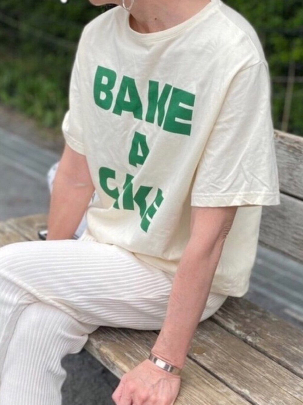 「大人カジュアル、ロゴT、リブスウェット、teva、ラクチンコーデ」｜「a-trend-ldのアイテム（Tシャツ/カットソー、ベージュ系）」を使った、ゆりさん（レディース・154cm）の夏コーディネートの1枚目の写真