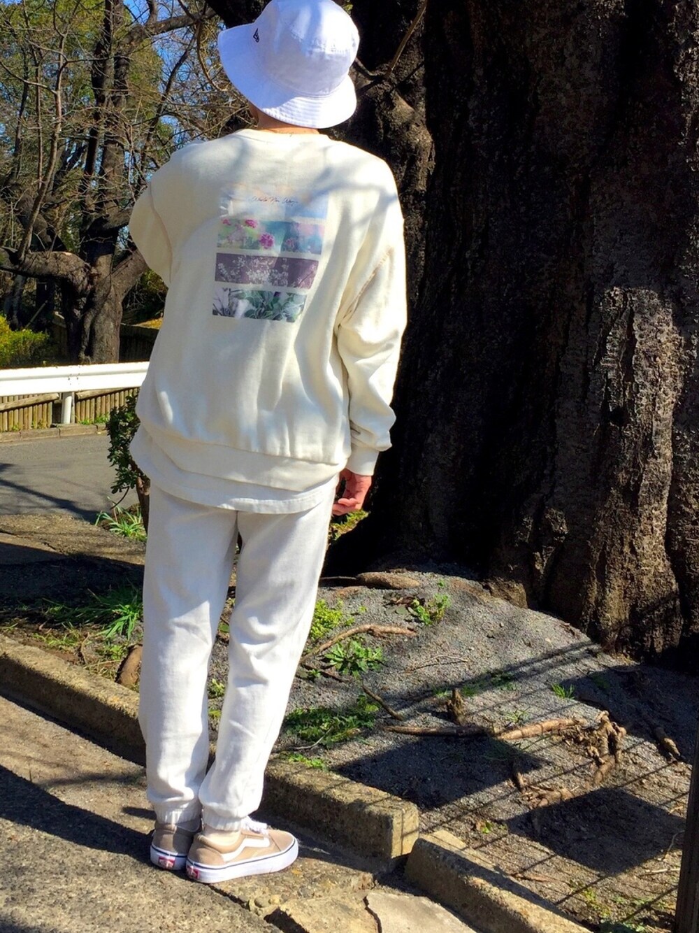 「バケットハット、大人カジュアル、プリントスウェット、バックプリント、スウェットパンツ、VANS、ホワイトコーデ」｜「ikkaのパイピングバックプリントプルオーバー（スウェット、ホワイト系）」を使った、ゆりさん（レディース・154cm）の春コーディネートの1枚目の写真