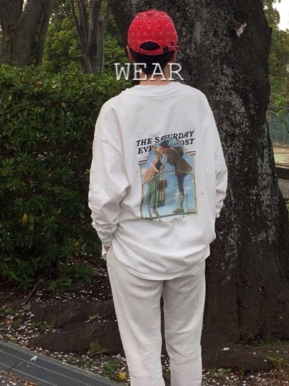 「バックプリントTシャツ、ジョガーパンツ、バンダナ柄、キャップ、NIKE、ゆるコーデ」｜「VISの【THE SATURDAY EVENING POST】アソートロングTシャツ（Tシャツ/カットソー、ホワイト系）」を使った、ゆりさん（レディース・154cm）の春コーディネートの1枚目の写真