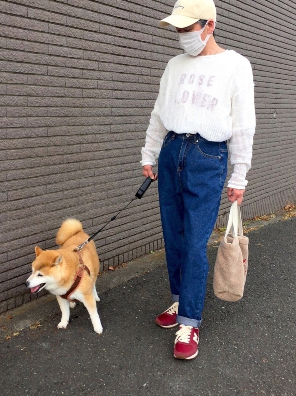 「おさんぽスタイル、メッシュカットソー、ロゴTシャツ、デニムパンツ、スニーカー、ニューバランス」｜「LOWRYS FARMのメッシュＴＬＳ　936037（Tシャツ/カットソー、ホワイト系）」を使った、ゆりさん（レディース・154cm）の春コーディネートの1枚目の写真