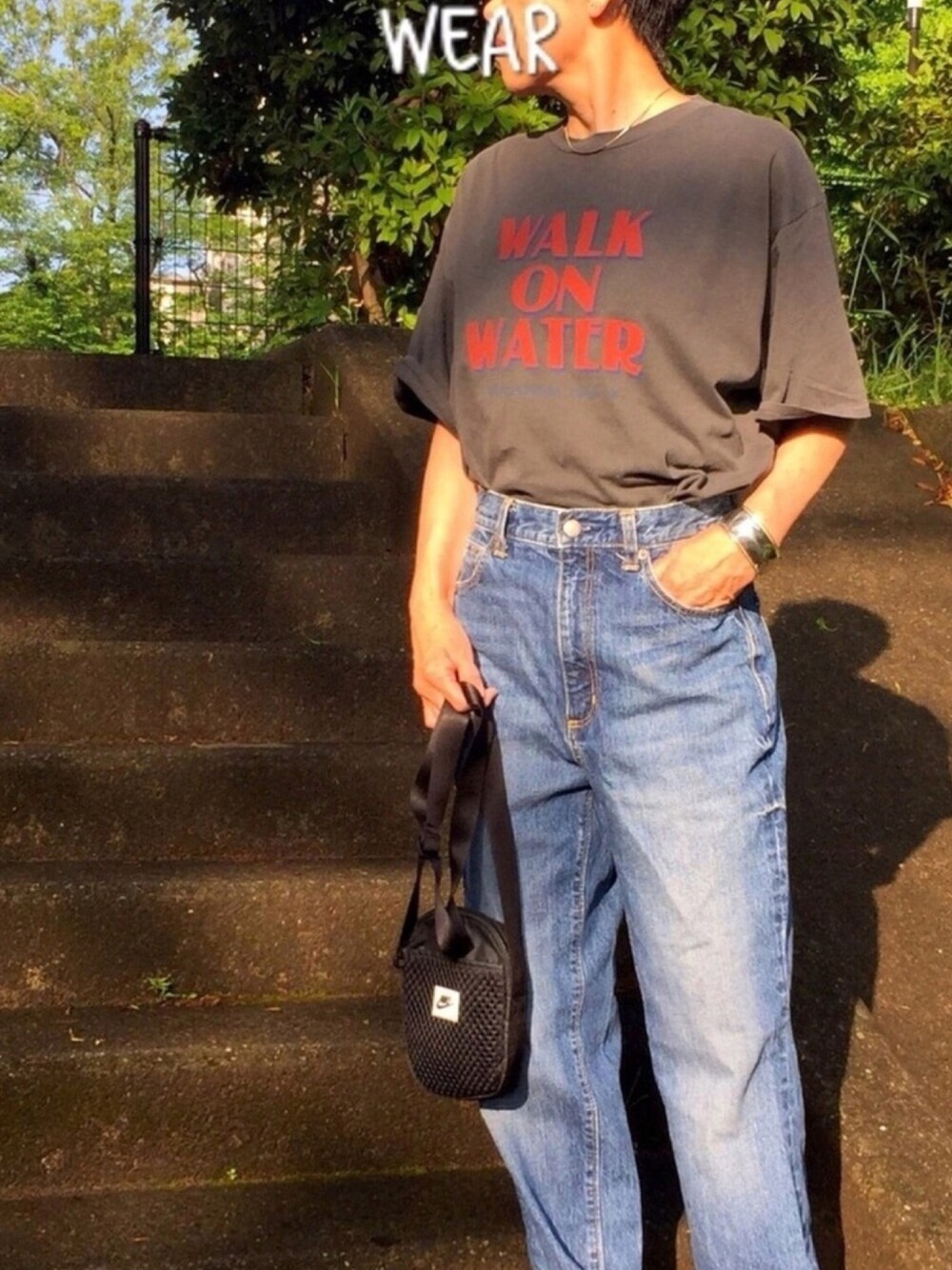 「オトナカジュアル、ロゴT、GU、デニム、Ungrid、シルバーバングル、converse」｜「UngridのツアーロゴルーズTee（Tシャツ/カットソー、グレー系）」を使った、ゆりさん（レディース・154cm）の春コーディネートの1枚目の写真