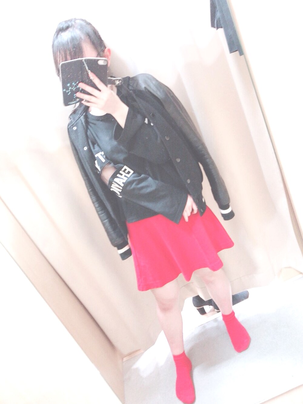 「黒、赤、差し色赤、ブラックコーデ、クール系」｜「しまむらのアイテム（Tシャツ/カットソー、ブラック系）」を使った、ゆゆさん（レディース・156cm）の春コーディネートの1枚目の写真