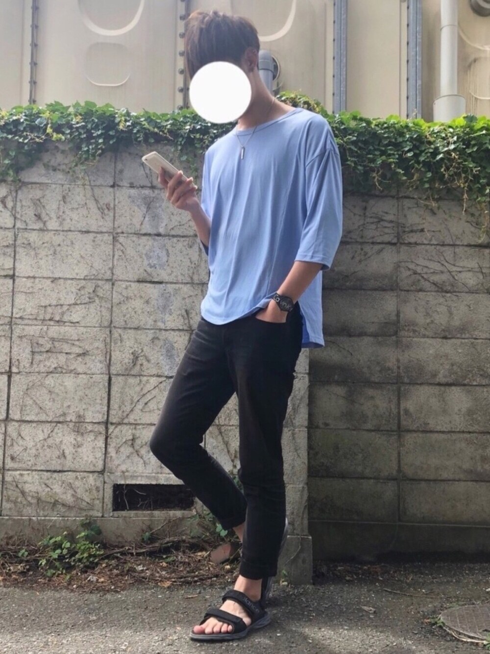 ブルー系のTシャツ/カットソー、ブラック系のサンダル、ブラック系のその他パンツを着用したメンズの夏コーディネートの1枚目の写真