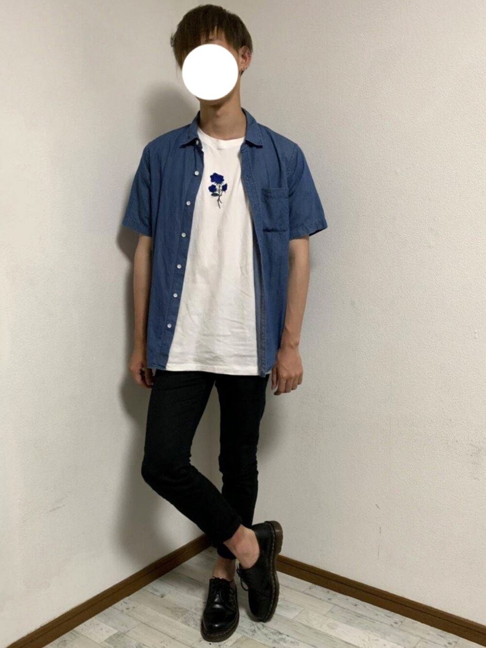 ブルー系のシャツ/ブラウス、ブラック系のブーツを着用したメンズの夏コーディネートの1枚目の写真