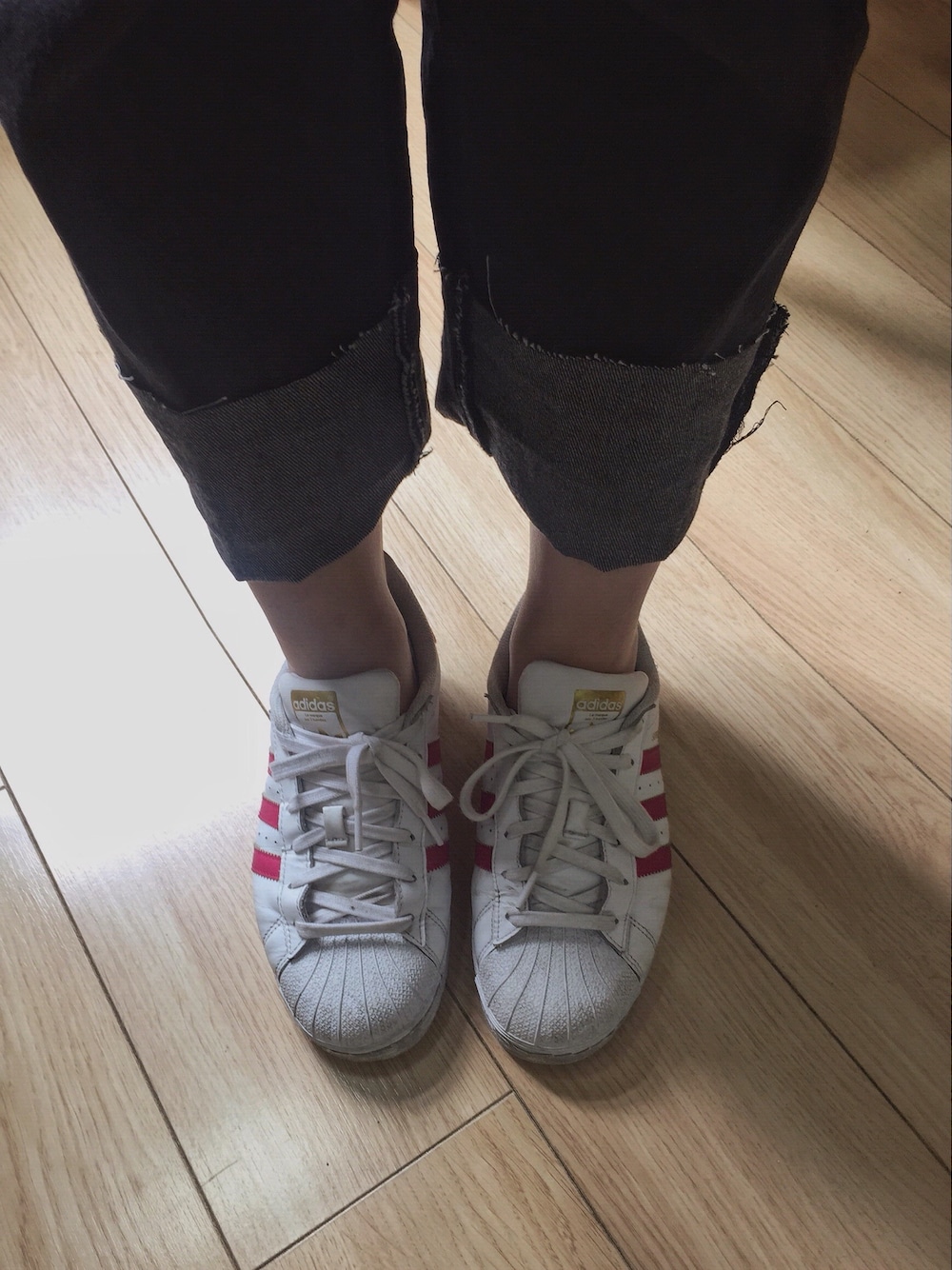 「adidas Originalsのアイテム（スニーカー、ホワイト系）」を使った、瀟灑Pandaさん（レディース・164cm）の春コーディネートの1枚目の写真