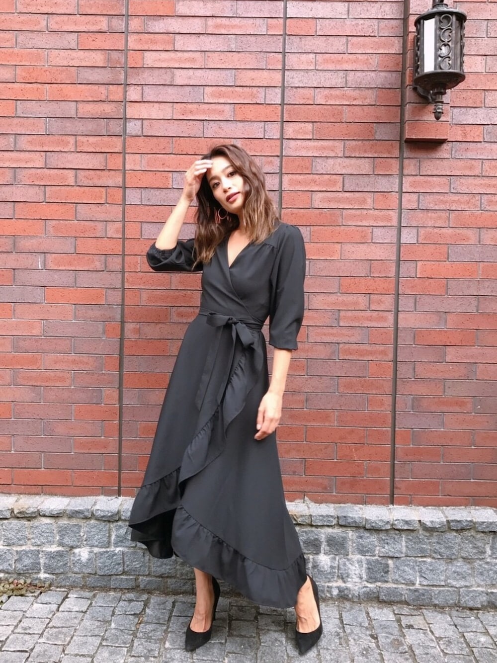 ブラック系のワンピースを着用したレディースの夏コーディネートの1枚目の写真