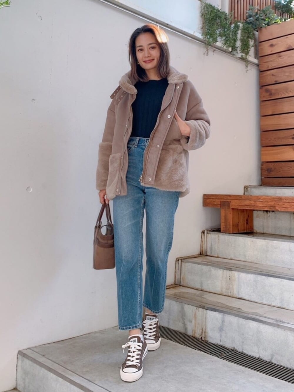 「冬、ムートンコート、デニム、デニムパンツ、カジュアル、ニットコーデ、休日スタイル、ラフ、ブラウンコーデ、オトナカジュアル」｜「VicenteのTeddyムートンコート（ムートンコート、ブラウン系）」を使った、黒木 ナツミ🦋さん（レディース・162cm）の冬コーディネートの1枚目の写真