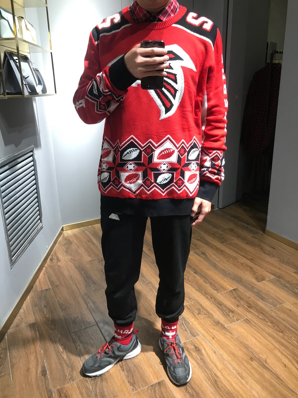 「NFLのアイテム（ニット/セーター、レッド系）」を使った、不知道该叫什么さん（メンズ・177cm）の秋コーディネートの1枚目の写真