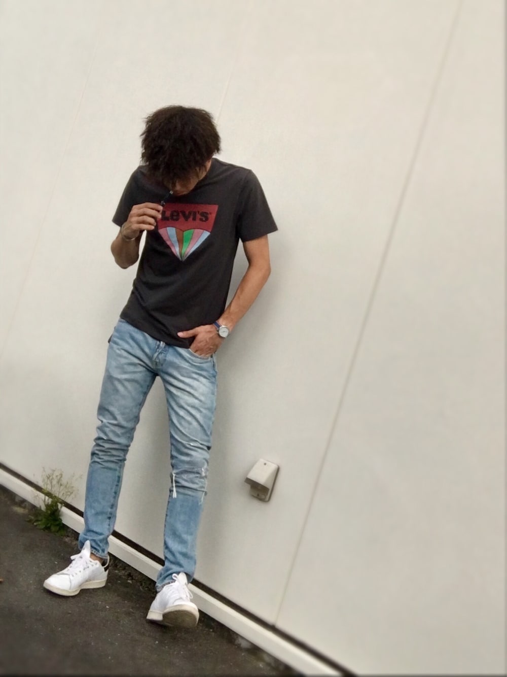 「シンプル、シンプルコーデ、カジュアル、カジュアルコーデ、Levi's、Tシャツ、スキニーデニム、501skinny、Tシャツ×デニム、スニーカー」｜「Levi'sのアイテム（Tシャツ/カットソー、ブラック系）」を使った、hinai_Gさん（メンズ・170cm）の夏コーディネートの1枚目の写真