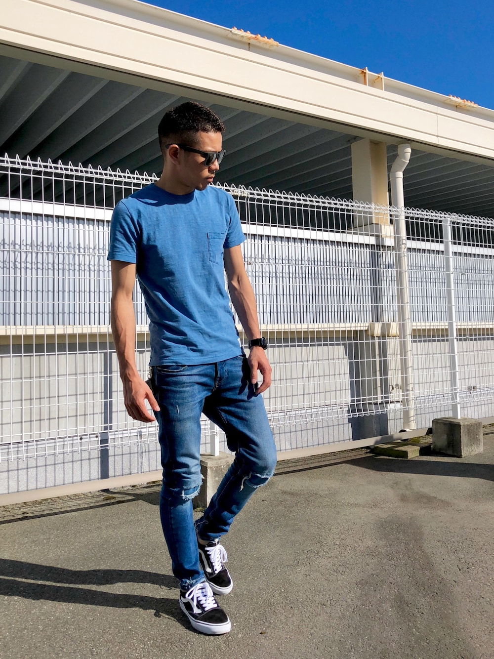 ブルー系のTシャツ/カットソー、ブルー系のデニムパンツ、ブラック系のスニーカーを着用したメンズの夏コーディネートの1枚目の写真