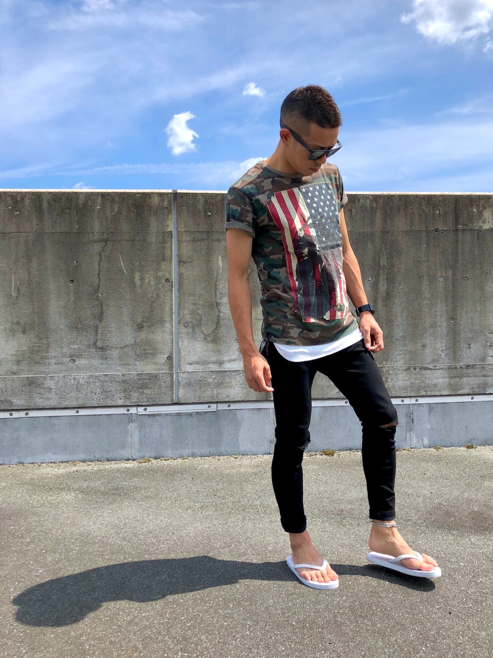 グリーン系のTシャツ/カットソー、ホワイト系のタンクトップ、ブラック系のパンツを着用したメンズの夏コーディネートの1枚目の写真