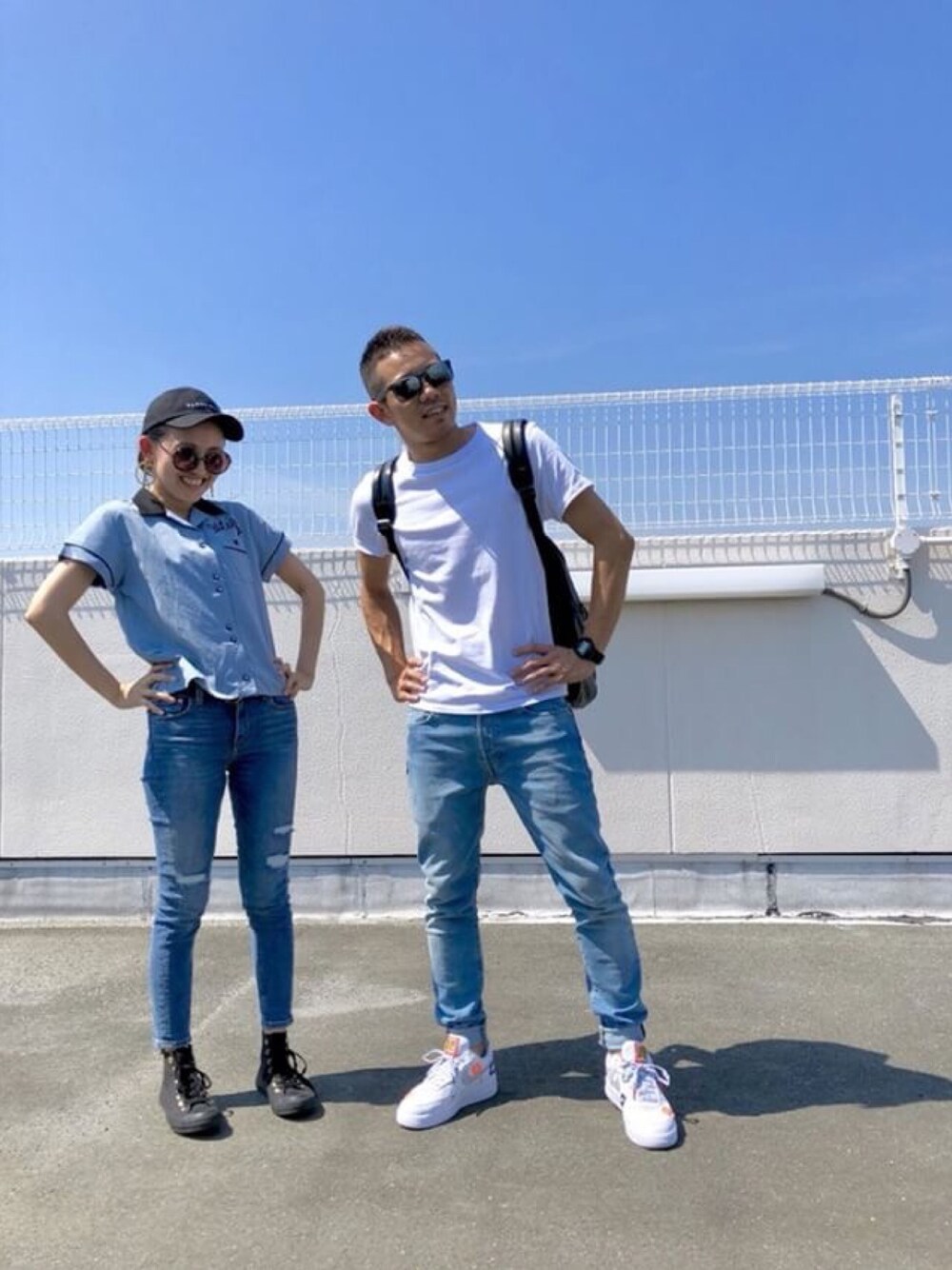 ブラック系のバックパック/リュック、ホワイト系のTシャツ/カットソー、ブルー系のデニムパンツを着用したメンズの夏コーディネートの1枚目の写真