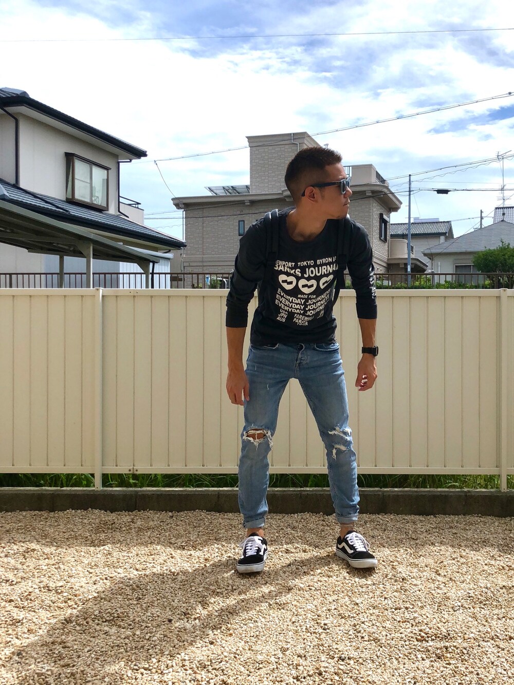 「秋服準備はじめました、シンプル、シンプルコーデ、Tシャツ×デニム、ロンT、ダメージデニムパンツ、バックパック、oldskool、おしゃれさんと繋がりたい」｜「Ray-Banのレイバン ORIGINAL WAYFARER DENIM RB2140F-1163/71-52（サングラス、ブルー系）」を使った、hinai_Gさん（メンズ・170cm）の秋コーディネートの1枚目の写真