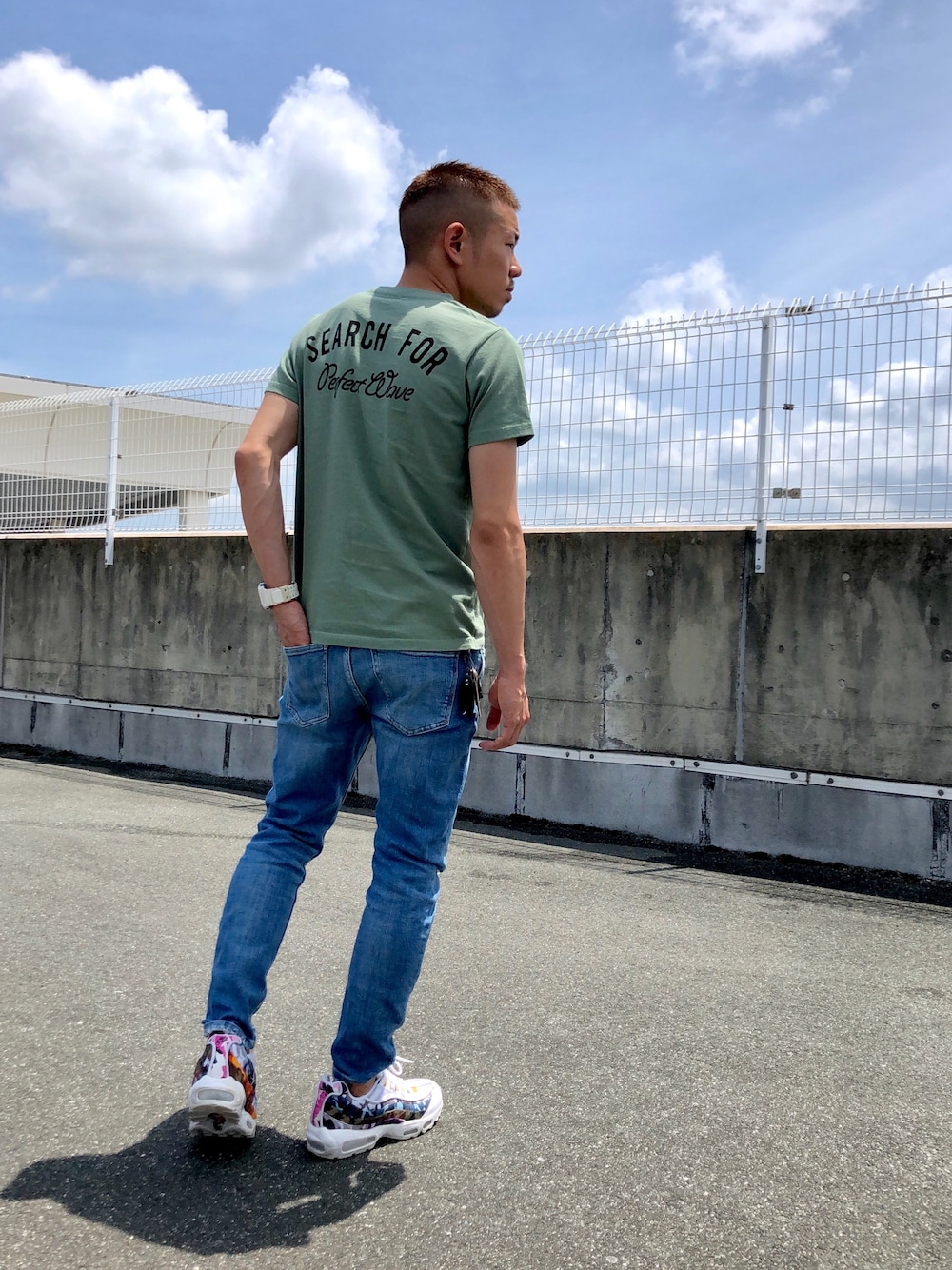 「シンプル、シンプルコーデ、夏コーデ、Tシャツ×デニム、Tシャツ、スキニーデニム、airmax95、おしゃれさんと繋がりたい」｜「The Endless SummerのTES LOCALS ONLY-T（Tシャツ/カットソー、グリーン系）」を使った、hinai_Gさん（メンズ・170cm）の夏コーディネートの1枚目の写真
