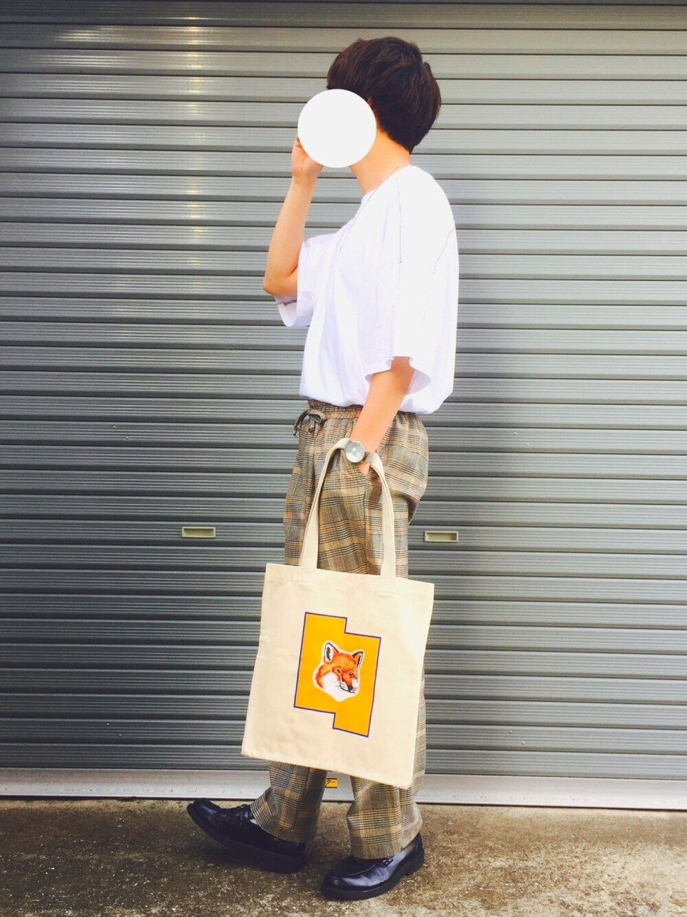 「メゾン キツネ(MAISON KITSUNE)、アーダーエラー、ビッグT、チェックパンツ」｜「DOGのアイテム（Tシャツ/カットソー、ホワイト系）」を使った、もつさん（メンズ・175cm）の春コーディネートの1枚目の写真