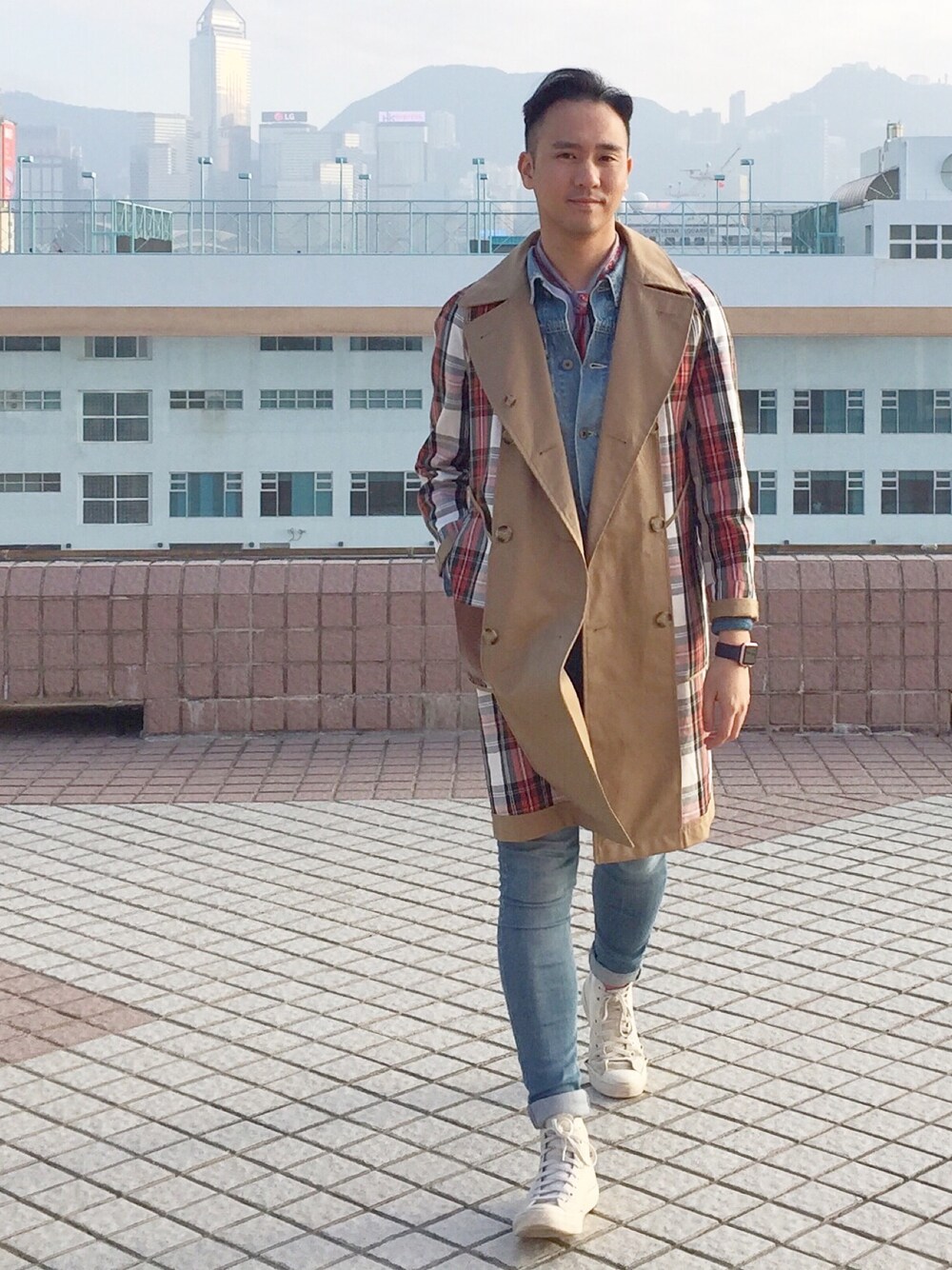 「fashion、STYLE、ootd、lookbook、casual、UNIQLO、JWANDERSON、earthtone、denim、cool」｜「Uniqlo x JW Andersonのアイテム（トレンチコート、ベージュ系）」を使った、Jeffreyさん（メンズ・182cm）の冬コーディネートの1枚目の写真