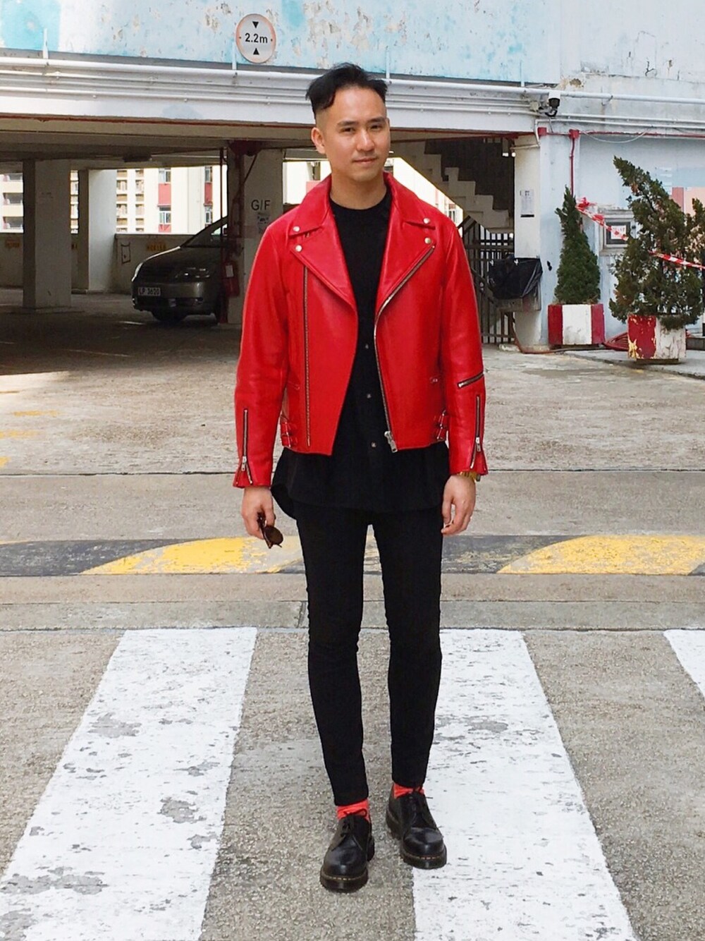 「fashion、STYLE、lookbook、ootd、ridersjacket、red、follow、cool、menswear、Hong Kong」｜「WEEKDAYのアイテム（シャツ/ブラウス、ブラック系）」を使った、Jeffreyさん（メンズ・182cm）の冬コーディネートの1枚目の写真
