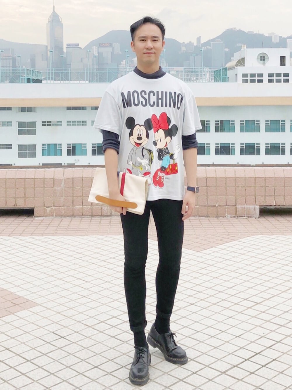 「fashion、fashion blogger、STYLE、casual、H&M、H&M MOSCHINO、Mickey Mouse 、Cute、ootd、hkootd」｜「H&Mのアイテム（Tシャツ/カットソー、ブルー系）」を使った、Jeffreyさん（メンズ・182cm）の秋コーディネートの1枚目の写真