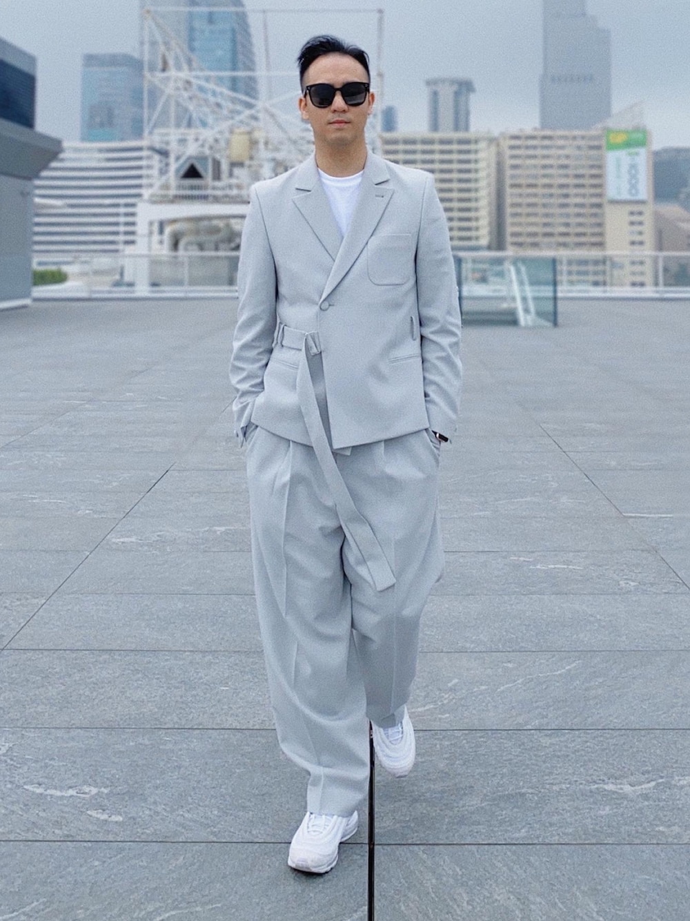 「fashion、STYLE、menswear、Suit、asos、oversize、cool、summer、hkboy」｜「asosのアイテム（フォーマルスーツ/小物、グレー系）」を使った、Jeffreyさん（メンズ・182cm）の春コーディネートの1枚目の写真