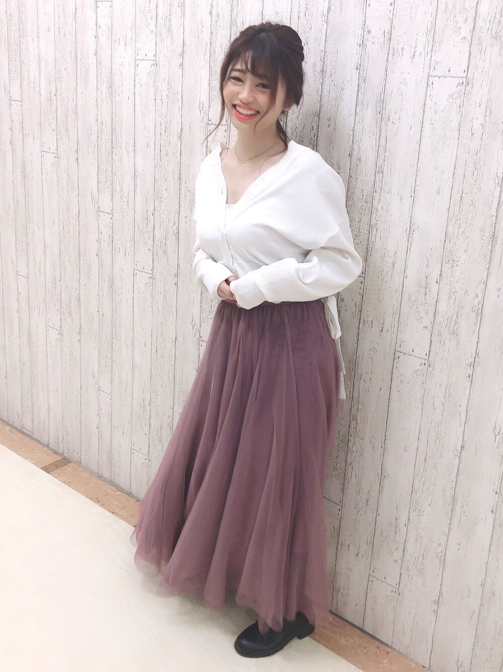 「お気に入りの服でデートに行こう、シンプルコーデ、春コーデ、ロングワンピース、チュールスカート、低身長、きれいめカジュアル、チュールスカートコーデ」｜「SNIDELのアイテム（カーディガン/ボレロ、ホワイト系）」を使った、♡高橋 里彩子さん（レディース・154cm）の冬コーディネートの1枚目の写真