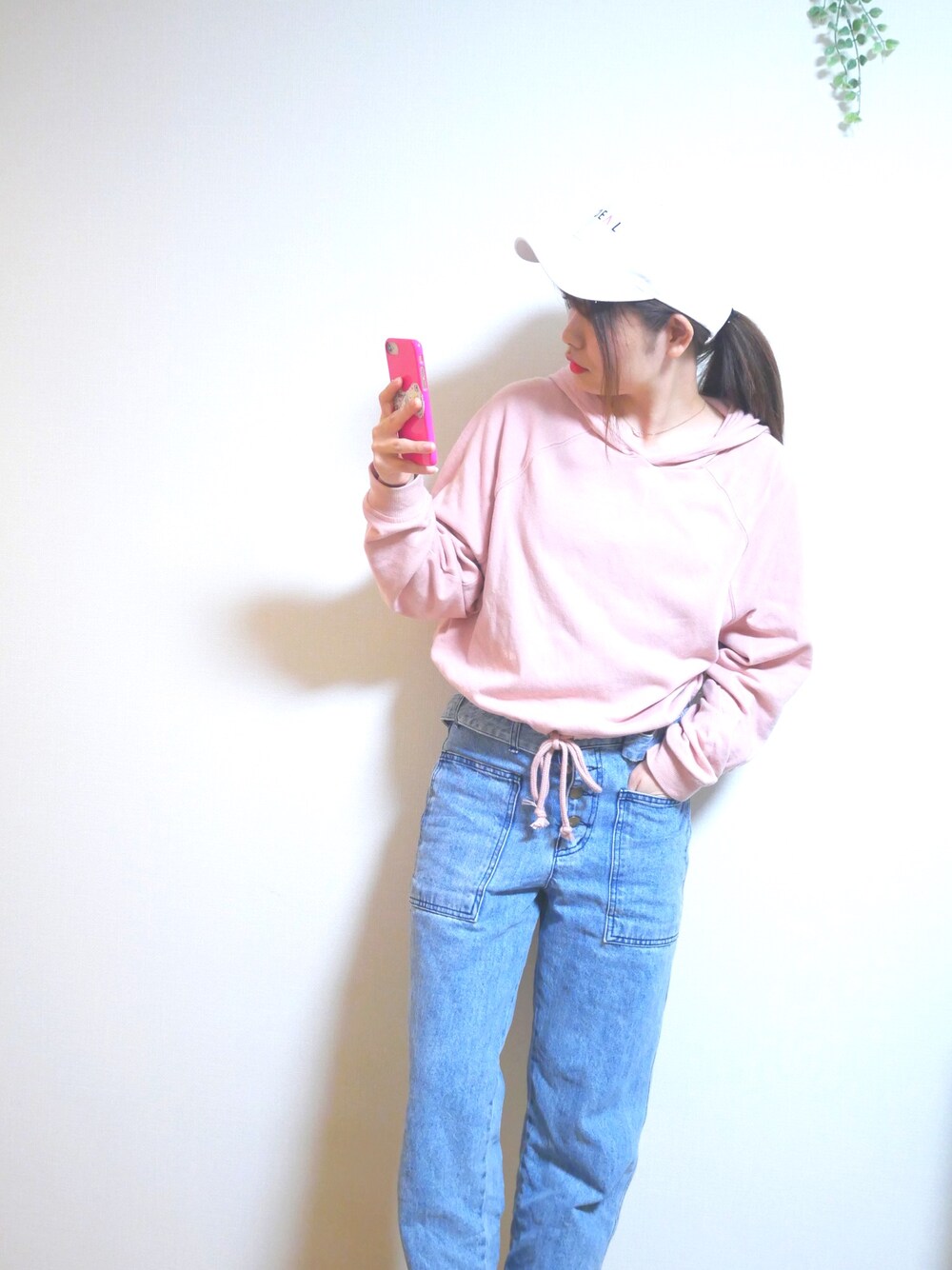 「シンプル、オトナカジュアル、パンツスタイル、プチプラコーデ、デニムパンツ、韓国ファッション、古着MIX」｜「H&Mのアイテム（スウェット、ピンク系）」を使った、♡高橋 里彩子さん（レディース・154cm）の冬コーディネートの1枚目の写真