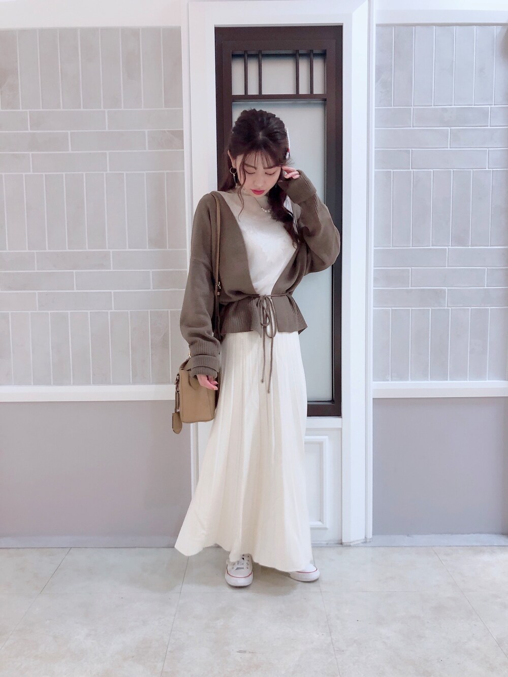 「wearhalloween2019、ホワイトコーデ、ブラウンコーデ、カーディガンコーデ、低身長コーデ、低身長、150cm、150cmコーデ、ロングスカート、ロングスカート×スニーカー」｜「fifthの【星玲奈プロデュース】プリーツニットスカート（スカート、ホワイト系）」を使った、♡高橋 里彩子さん（レディース・154cm）の秋コーディネートの1枚目の写真