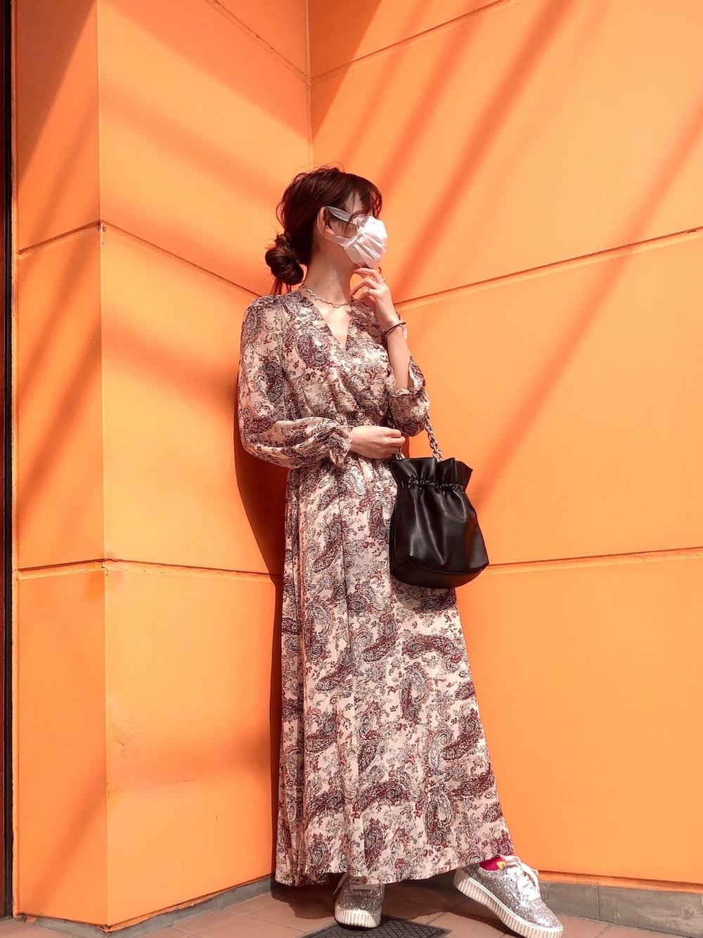 「おうちファッション、シンプル、低身長、買い物コーデ、お出かけコーデ、マスク、ワンピース、ワンピース×スニーカー」｜「fifthのエスニックプリントカシュクールワンピース（ワンピース、ベージュ系）」を使った、♡高橋 里彩子さん（レディース・154cm）の春コーディネートの1枚目の写真