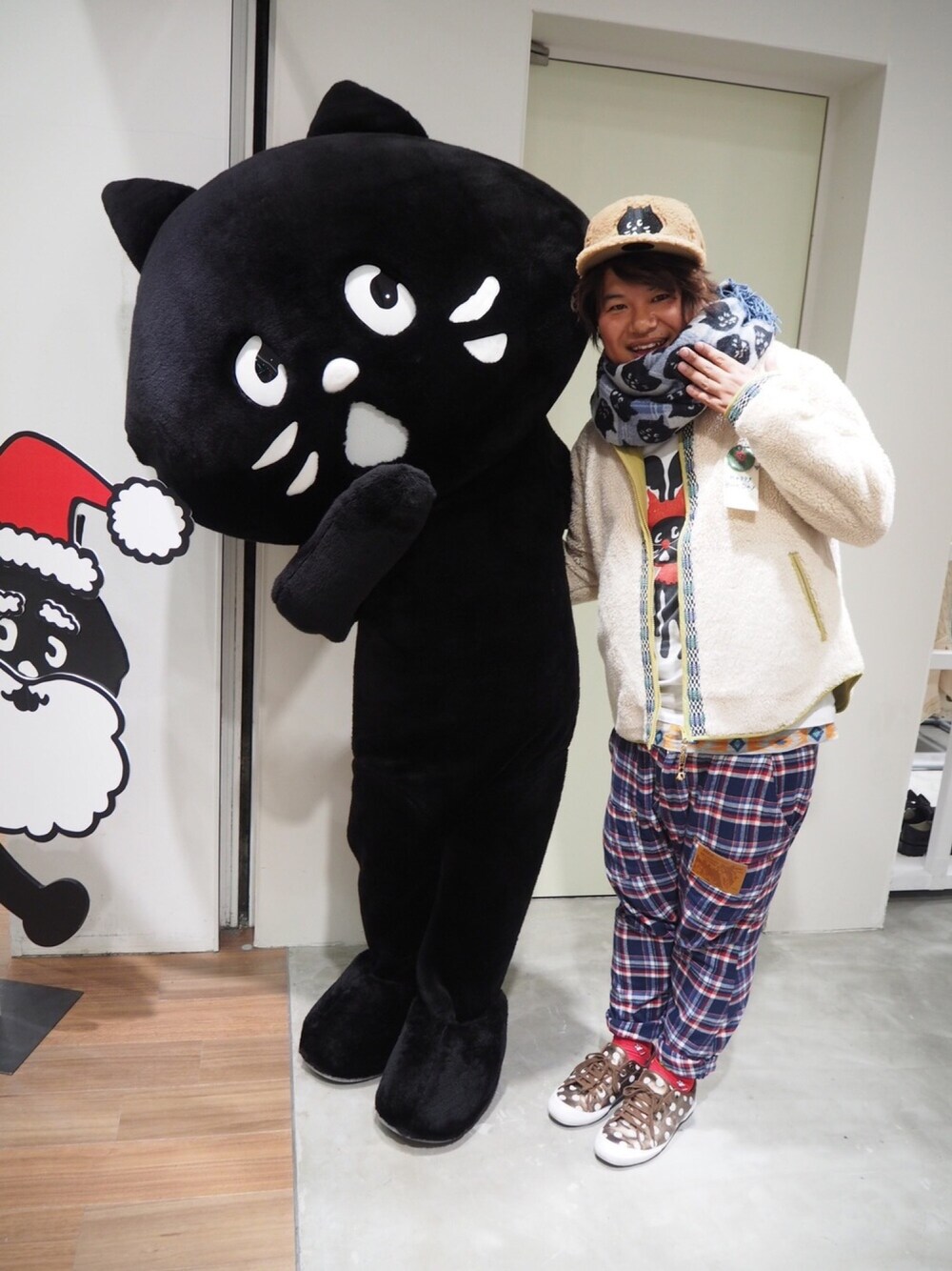 ホワイト系のTシャツ/カットソー、ホワイト系のブルゾン、ブルー系のその他パンツを着用したメンズの冬コーディネートの1枚目の写真