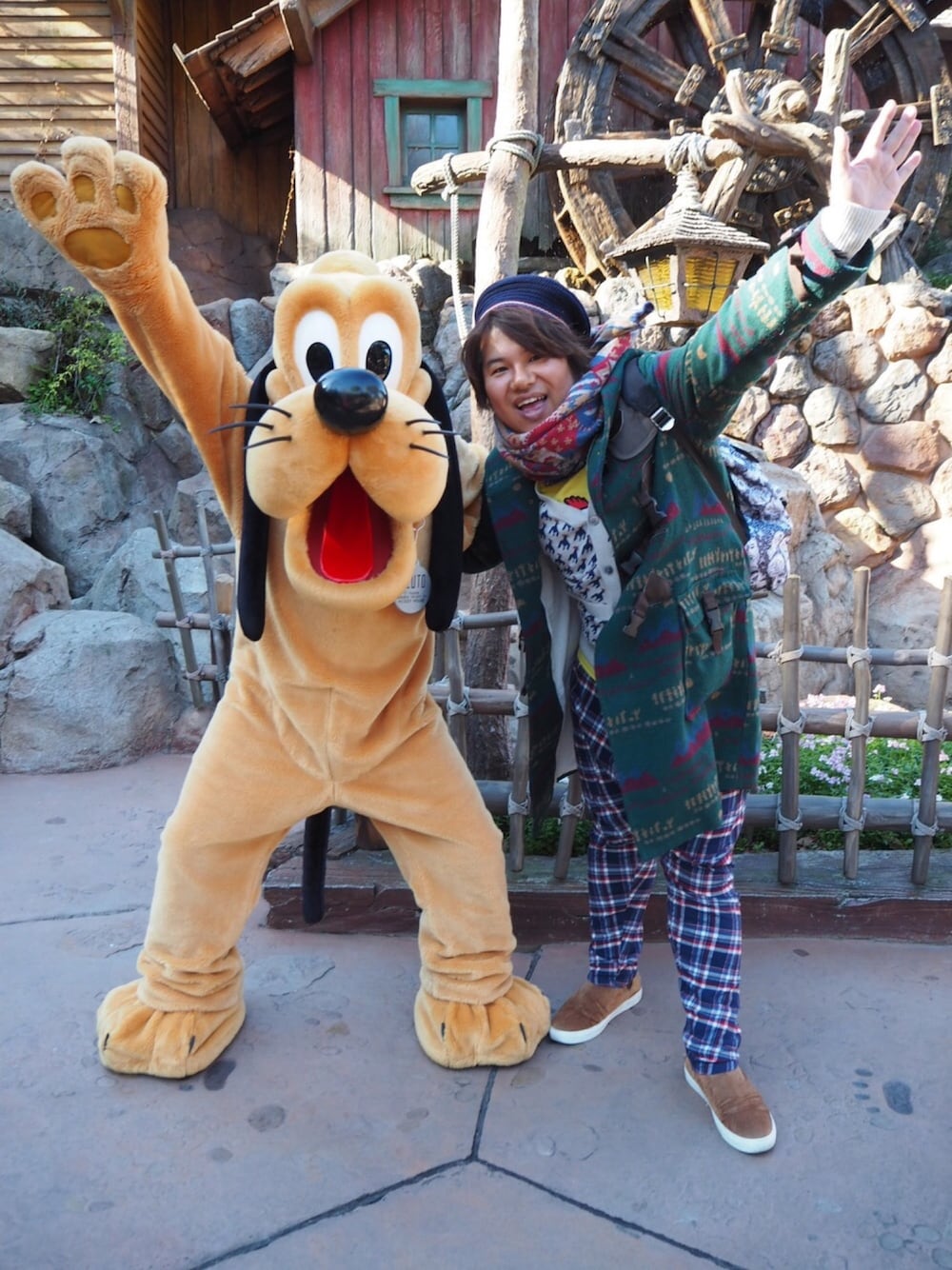 ホワイト系のトップス、グリーン系のダッフルコート、ブルー系のその他パンツを着用したメンズの冬コーディネートの1枚目の写真