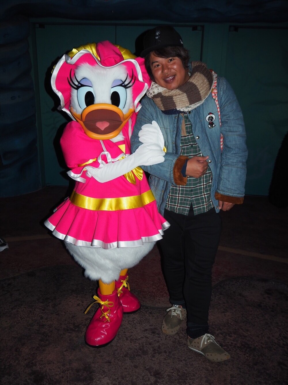 グリーン系のシャツ/ブラウス、ブラック系のその他パンツ、ブルー系のデニムジャケットを着用したメンズの冬コーディネートの1枚目の写真