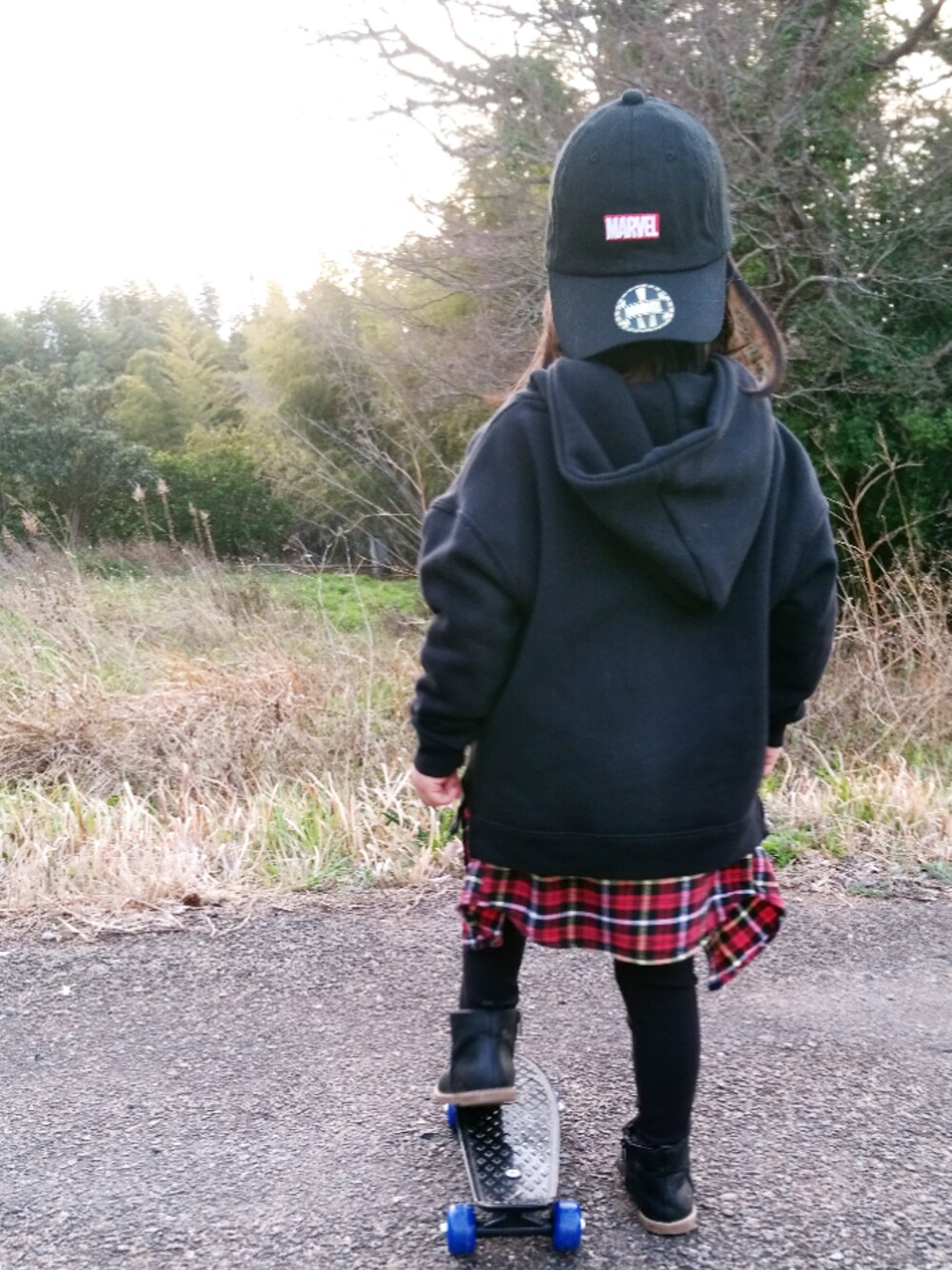 ブラック系のパーカー、ブラック系のその他パンツ、ブラック系のブーツを着用したキッズの春コーディネートの1枚目の写真