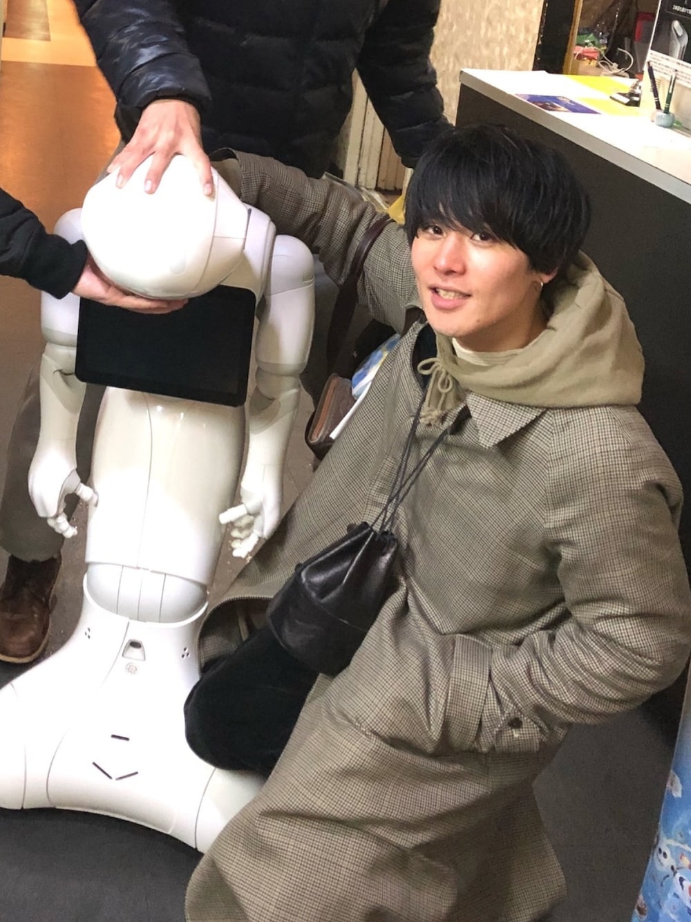 「お洒落さんとつながりたい、巾着バッグ、ARTS&CRAFTS、秋冬、カジュアルコーデ、千鳥格子、ステンカラーコート、ペッパーくん、カラオケ、スウェパカ」｜「ARTS & CRAFTSのHORSE LEATHER / DRAW STRINGS POUCH /S  ドローストリングポーチエス（ハンドバッグ、ブラック系）」を使った、のりじさん（メンズ・172cm）の冬コーディネートの1枚目の写真