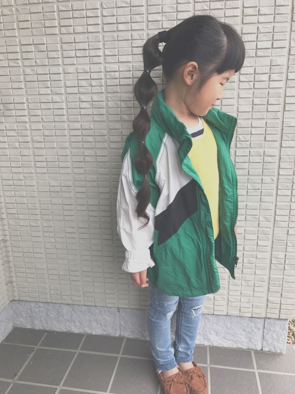 「キッズファッション、ブランシェス、女の子コーデ、モカシン、たまねぎヘアー」｜「BRANSHESの切り替え配色ジャケット（ブルゾン、グリーン系）」を使った、kan❤︎kanさん（キッズ・90cm）の春コーディネートの1枚目の写真