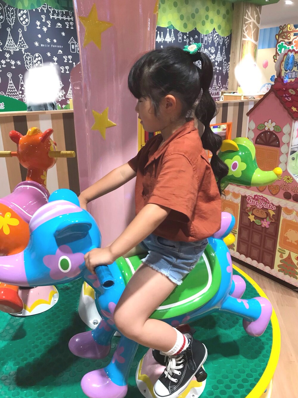 ブラウン系のシャツ/ブラウス、ブルー系のデニムパンツ、ブラック系のスニーカーを着用したキッズの夏コーディネートの1枚目の写真