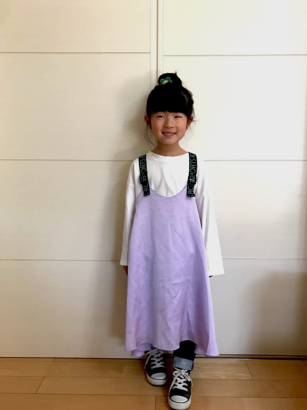 「パステル映える春、キッズファッション、パステルカラー、女の子、コンバース、パープル、春色、5歳、おだんごヘアー」｜「chuchumeme kidsのアイテム（Tシャツ/カットソー、ホワイト系）」を使った、kan❤︎kanさん（キッズ・100cm）の春コーディネートの1枚目の写真