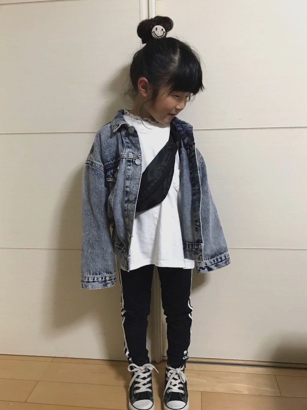 「女の子、おだんごヘアー、デニムジャケット、レギンス、カジュアル、5歳」｜「RADCHAPのデニムジャケット（デニムジャケット、ブルー系）」を使った、kan❤︎kanさん（キッズ・100cm）の春コーディネートの1枚目の写真