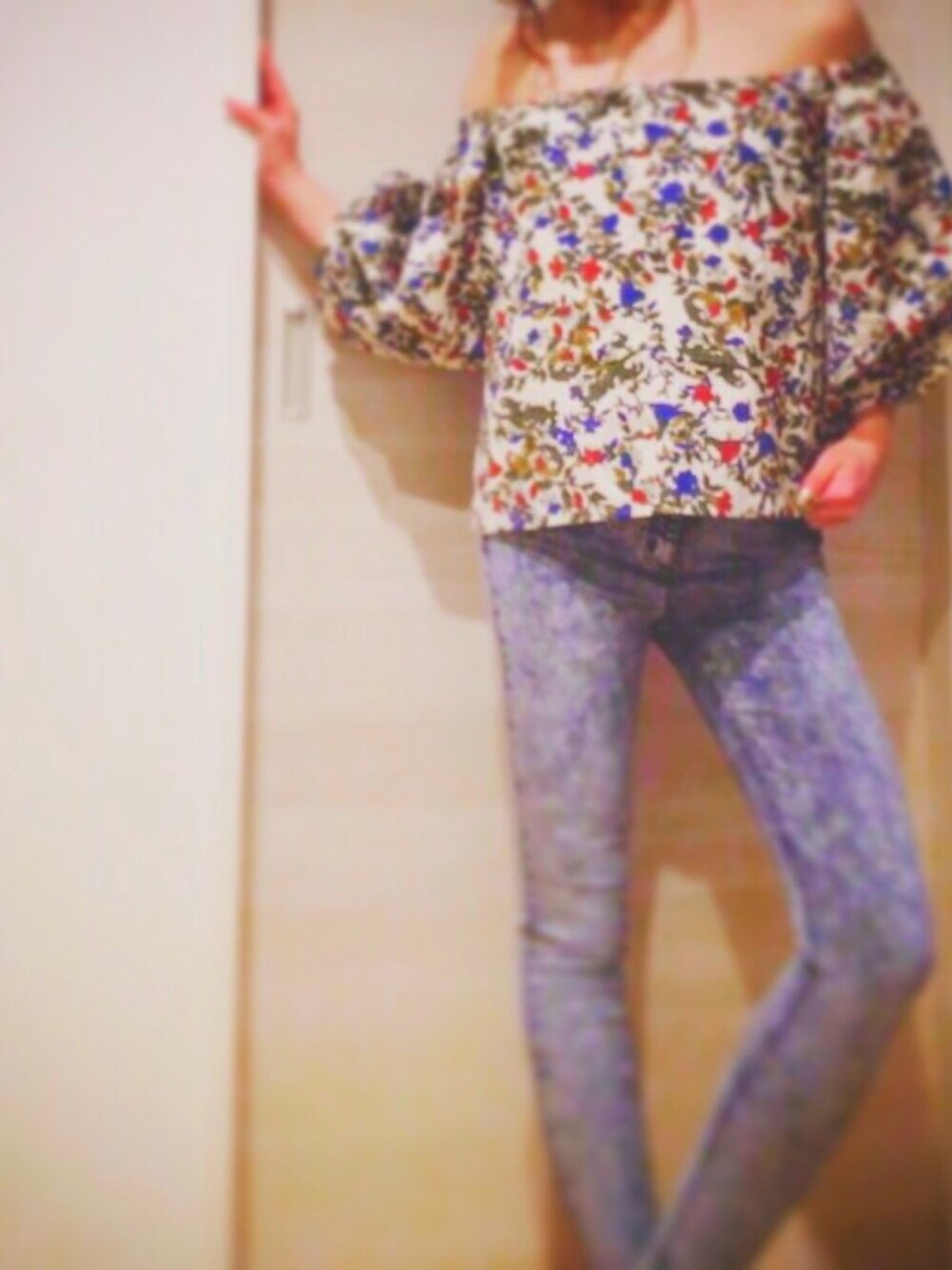 「デニム、jeggings、ケミカルウォッシュ、ジーナシス、オフショル、花柄、retroflower、ムルーア(MURUA)、春コーデ、ootd」｜「MURUAのｒｅｔｒｏ ｆｌｏｗｅｒ オフショルブラウス（シャツ/ブラウス、ホワイト系）」を使った、S☺︎Raさん（レディース・163cm）の春コーディネートの1枚目の写真