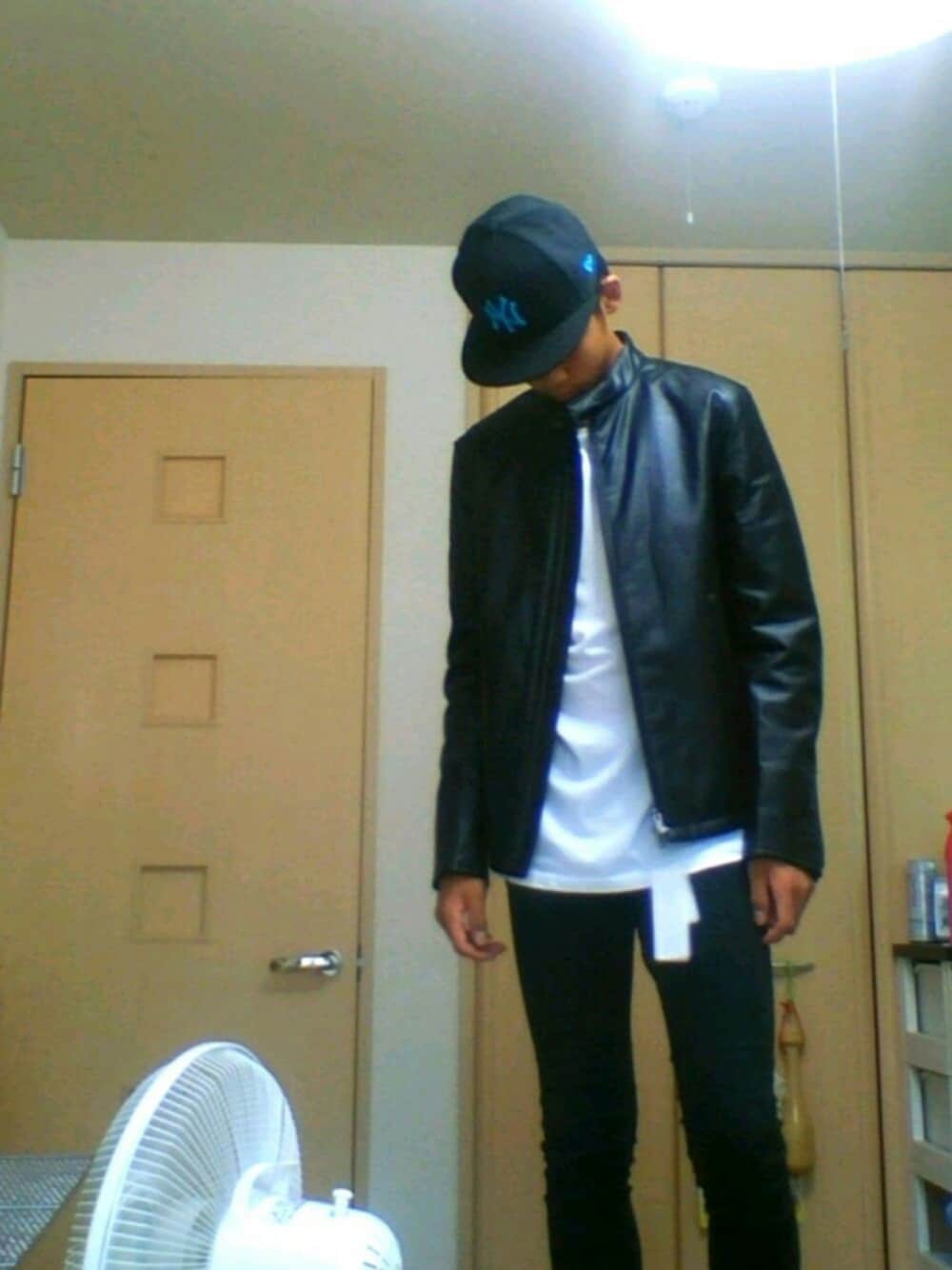 「ライダースジャケット、秋先取り、シンプル、スキニー」｜「NEW ERAのNEWERA 59FIFTY CAP NEW YORK YANKEES BLACK（キャップ、ブラック系）」を使った、koudai0618さん（メンズ・167cm）の夏コーディネートの1枚目の写真